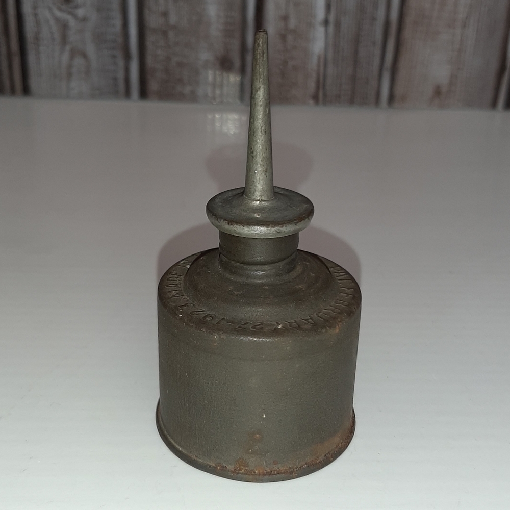 Vintage Eagle Small Rusty Thumb Pressure Oil Can